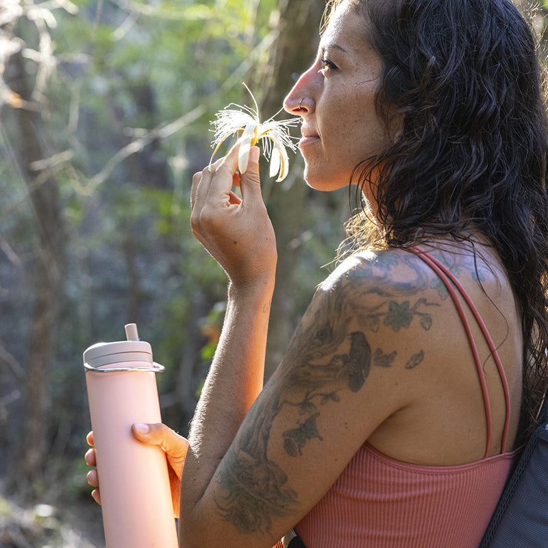 20oz-tkwide-with-twist-cap-g3 tkwide_20oz_insulated_bottle_twist_woman_flower_costarica_square.jpg